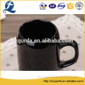 Taza de gres de cerámica negra de precio de fábrica con mango